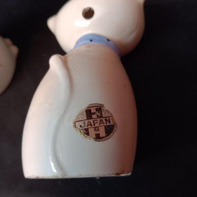 2 PORCELAIN CATS AND SEVERAL MINIATURE ANIMALS