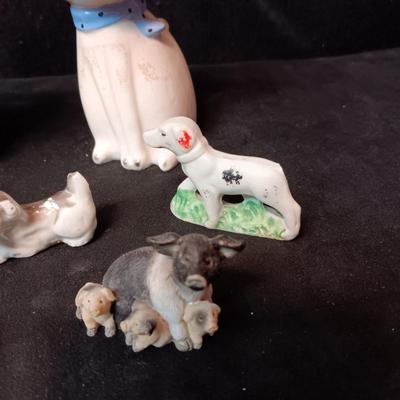 2 PORCELAIN CATS AND SEVERAL MINIATURE ANIMALS