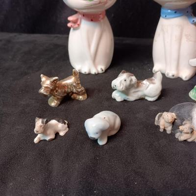 2 PORCELAIN CATS AND SEVERAL MINIATURE ANIMALS