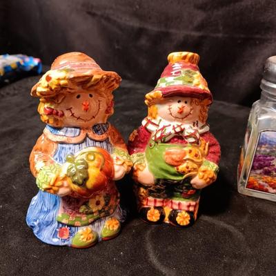 SALT & PEPPER SHAKERS
