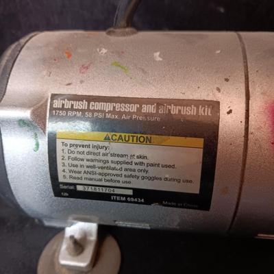 AIRBRUSH COMPRESSOR WITH EXTRAS
