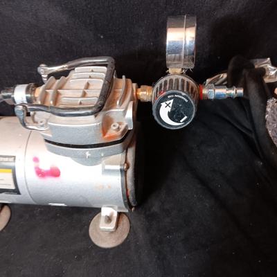 AIRBRUSH COMPRESSOR WITH EXTRAS