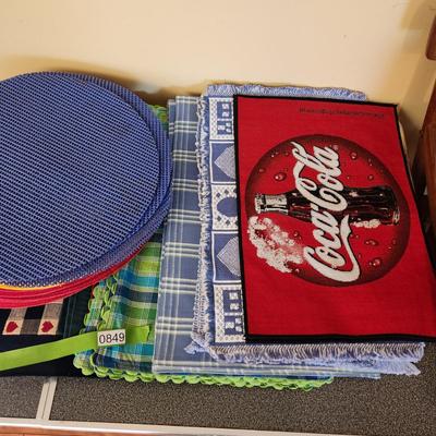 Last lot of Linen Table Placemats Coca Cola , Crabs, Round +2 Wood bead Round Trivets