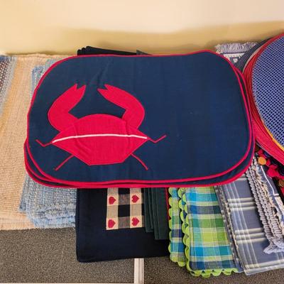 Last lot of Linen Table Placemats Coca Cola , Crabs, Round +2 Wood bead Round Trivets