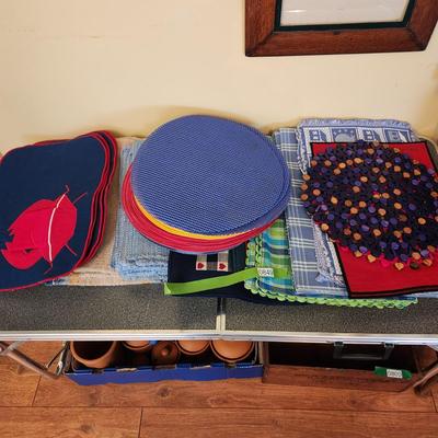Last lot of Linen Table Placemats Coca Cola , Crabs, Round +2 Wood bead Round Trivets