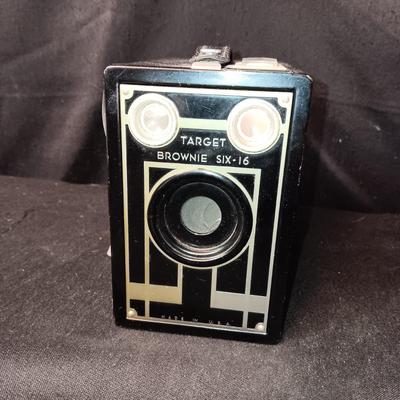 KODAK ART DECO TARGET BROWNIE SIX-16 CAMERA