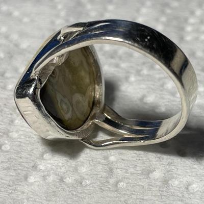 VINTAGE PREOWNED STERLING SILVER AGATE RING SIZE 8.25 IN VERY GOOD CONDITION. FREE DOMESTIC SHIPPING.