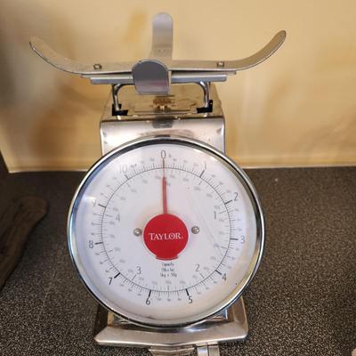 2 Tabletop Weighing Scales