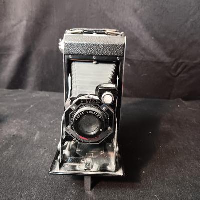 SIX-20 KODAK BLACK FOLDING CAMERA WITH FOCUSING DOUBLET LENS