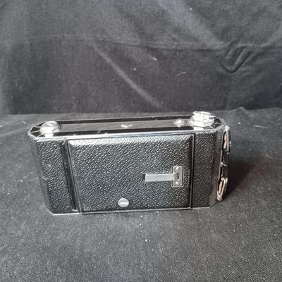 SIX-20 KODAK BLACK FOLDING CAMERA WITH FOCUSING DOUBLET LENS