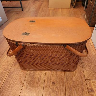 Large Vintage Redmon Peru Ind. Picnic Basket