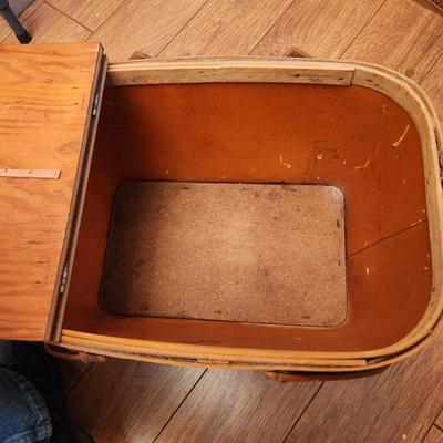 Medium size Vintage Picnic Basket