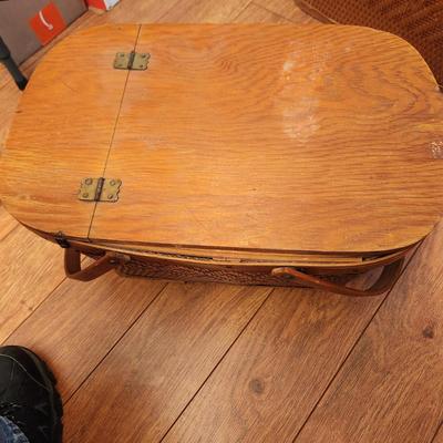 Medium size Vintage Picnic Basket