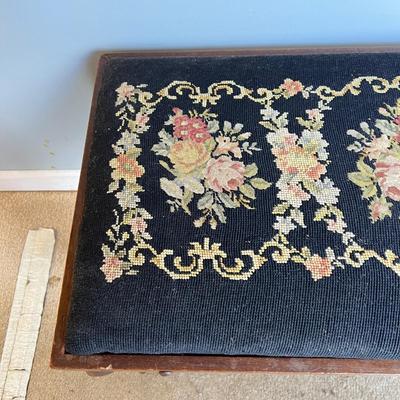 Vintage Hiawatha Heirloom Needlepoint Top Bench