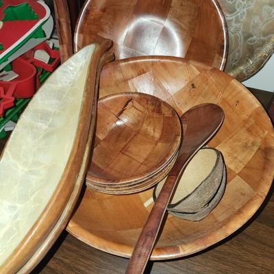 Sale Photo Thumbnail #194: Two large bowls. One medium. Mother of pearl in long pieces. Several salad bowls.