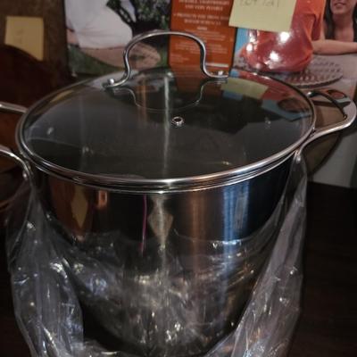 Large cooking pot with lid