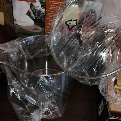 Large cooking pot with lid