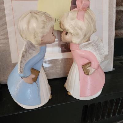 Kissing angel pair.