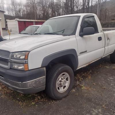 Chevy 2500 HD 4x4 Pick Up Truck with Tommy Lift Gate Has Keys and Title (For Parts Only Condition)