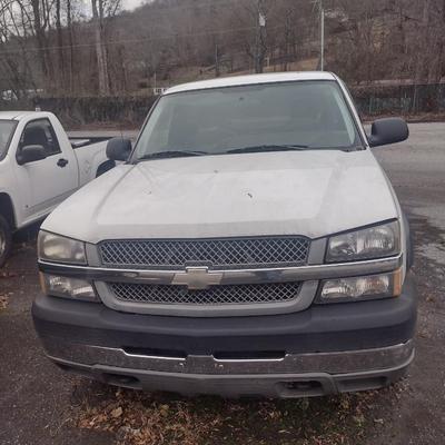 Chevy 2500 HD 4x4 Pick Up Truck with Tommy Lift Gate Has Keys and Title (For Parts Only Condition)