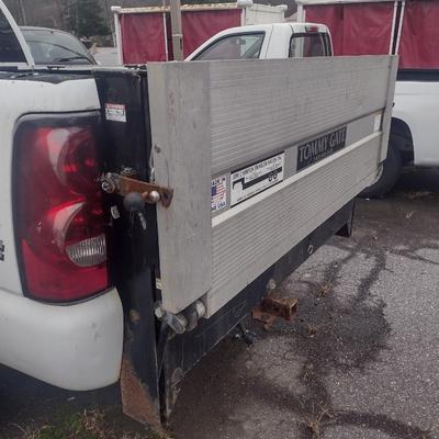 Chevy 2500 HD 4x4 Pick Up Truck with Tommy Lift Gate Has Keys and Title (For Parts Only Condition)