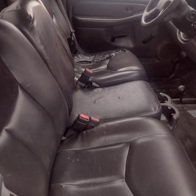 Chevy 2500 HD 4x4 Pick Up Truck with Tommy Lift Gate Has Keys and Title (For Parts Only Condition)