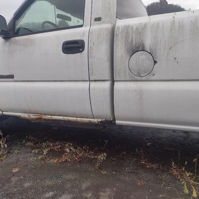 Chevy 2500 HD 4x4 Pick Up Truck with Tommy Lift Gate Has Keys and Title (For Parts Only Condition)