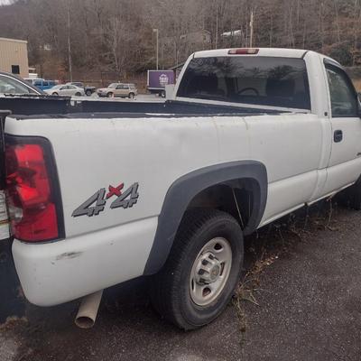 Chevy 2500 HD 4x4 Pick Up Truck with Tommy Lift Gate Has Keys and Title (For Parts Only Condition)
