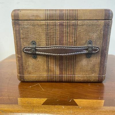 1939 MAJESTIC 420 PORTABLE RADIO/ Professionally Restored & Works