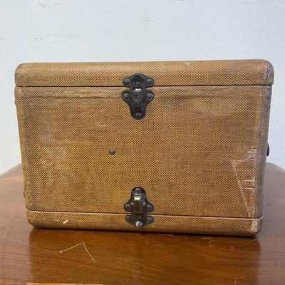 1939 MAJESTIC 420 PORTABLE RADIO/ Professionally Restored & Works