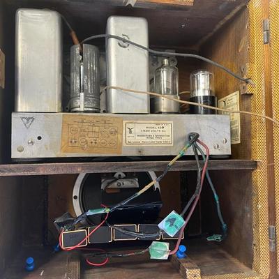 1939 MAJESTIC 420 PORTABLE RADIO/ Professionally Restored & Works