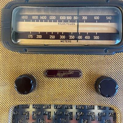 1939 MAJESTIC 420 PORTABLE RADIO/ Professionally Restored & Works