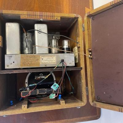 1939 MAJESTIC 420 PORTABLE RADIO/ Professionally Restored & Works