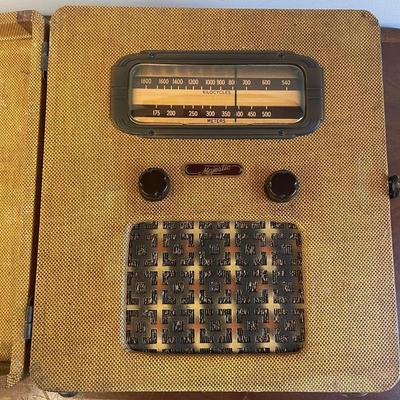1939 MAJESTIC 420 PORTABLE RADIO/ Professionally Restored & Works