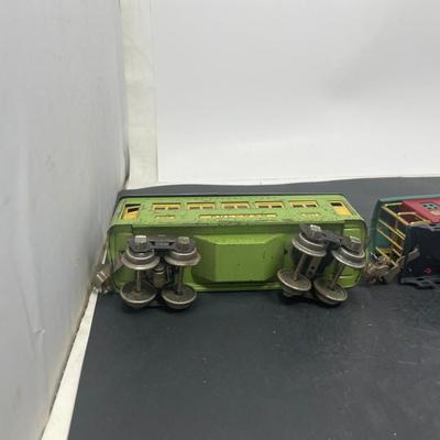 Lionel 2 Passenger Cars 2 Cabooses