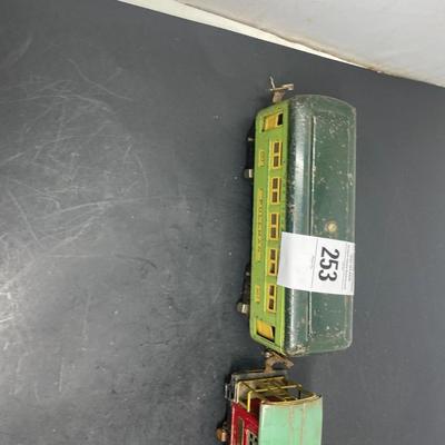 Lionel 2 Passenger Cars 2 Cabooses