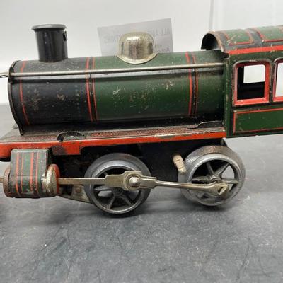 German Tinplate Clockwork Engine & Passenger Cars