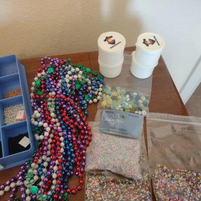 LARGE ASSORTMENT OF JEWELRY MAKING & CRAFT BEADS