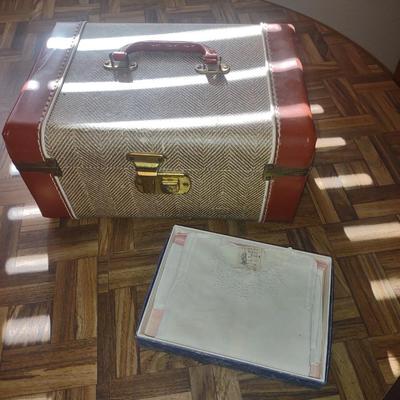 SAMSONITE COSMETICS CASE & HANDMADE AND EMBROIDERED SIZE 2 (CHILD) GARMENT