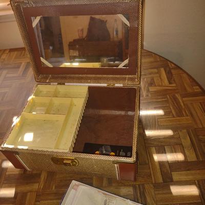 SAMSONITE COSMETICS CASE & HANDMADE AND EMBROIDERED SIZE 2 (CHILD) GARMENT