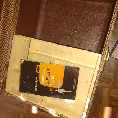 SAMSONITE COSMETICS CASE & HANDMADE AND EMBROIDERED SIZE 2 (CHILD) GARMENT