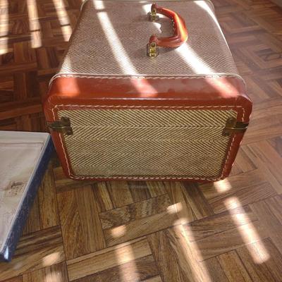 SAMSONITE COSMETICS CASE & HANDMADE AND EMBROIDERED SIZE 2 (CHILD) GARMENT