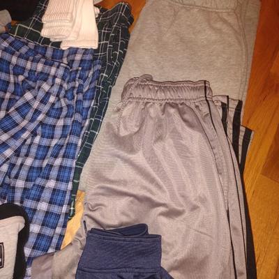 MENS SWEATPANTS, SHORTS AND SOCKS SIZE XL