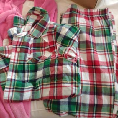 WOMENS PJ SET AND BATHROBE, HOUSE SHOES