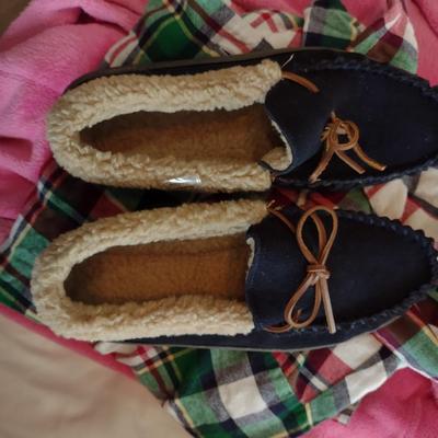 WOMENS PJ SET AND BATHROBE, HOUSE SHOES