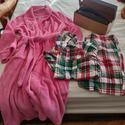 WOMENS PJ SET AND BATHROBE, HOUSE SHOES