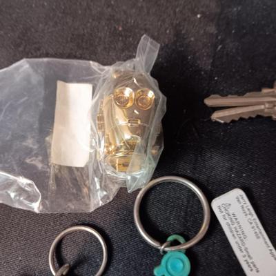 LARGE COLLECTION OF KEYCHAINS