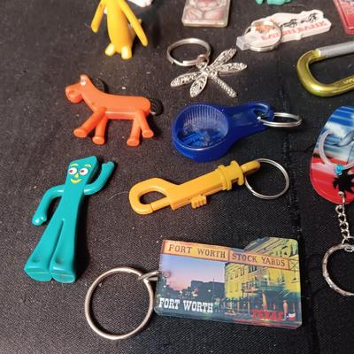 LARGE COLLECTION OF KEYCHAINS