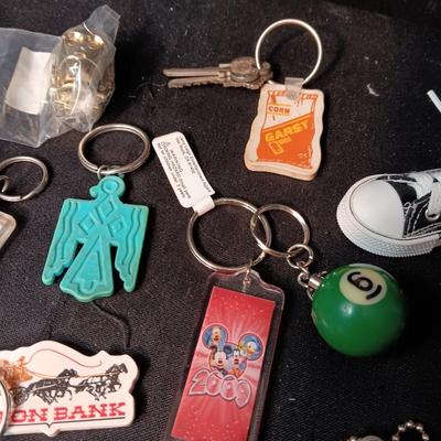 LARGE COLLECTION OF KEYCHAINS