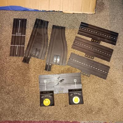 LARGE AMOUNT OF TOY CAR RACE TRACK PLUS EXTRAS
